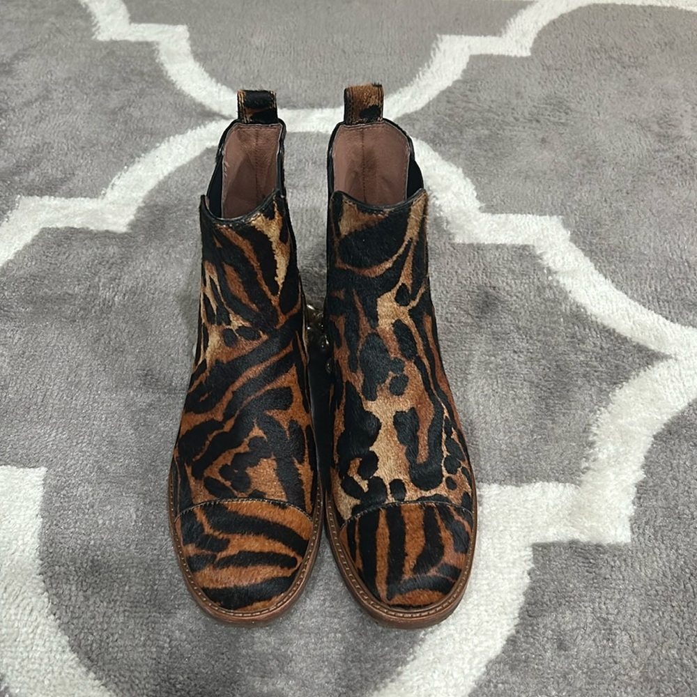 Louise et Cie Valtina Leopard
Print Suede
Booties 7.5